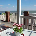 Gaestehaus-gorch-fock-wohnung-2-mit-direktem-meerblick 아파트